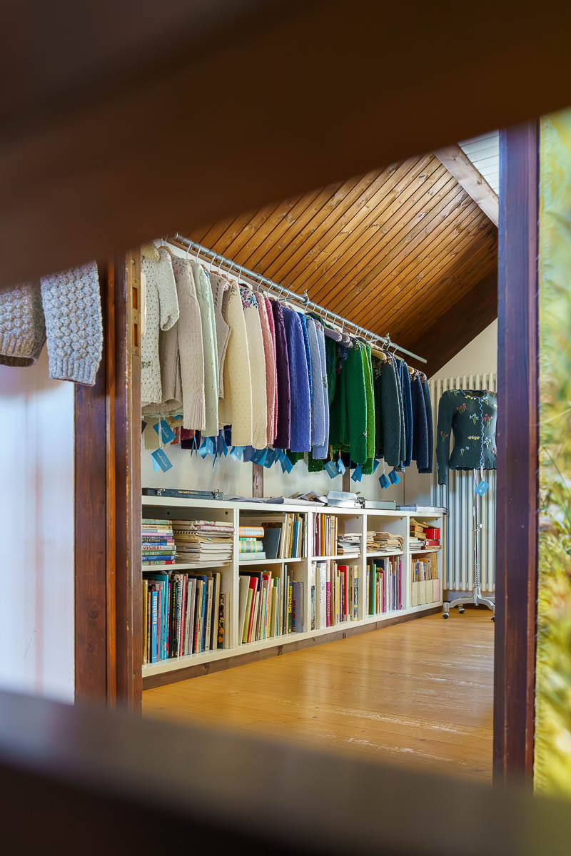 Strickjacken-Kollektion von Wolkenstricker im Atelier im Chiemgau mit Bücherregal