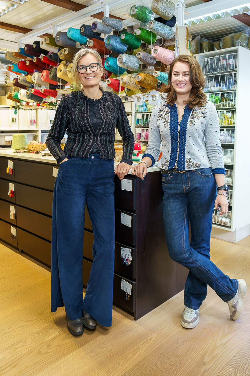 Konstanze Hofinger mit Tochter Maria von Wolkenstricker im Atelier mit farbigen Garnen im Hintergrund