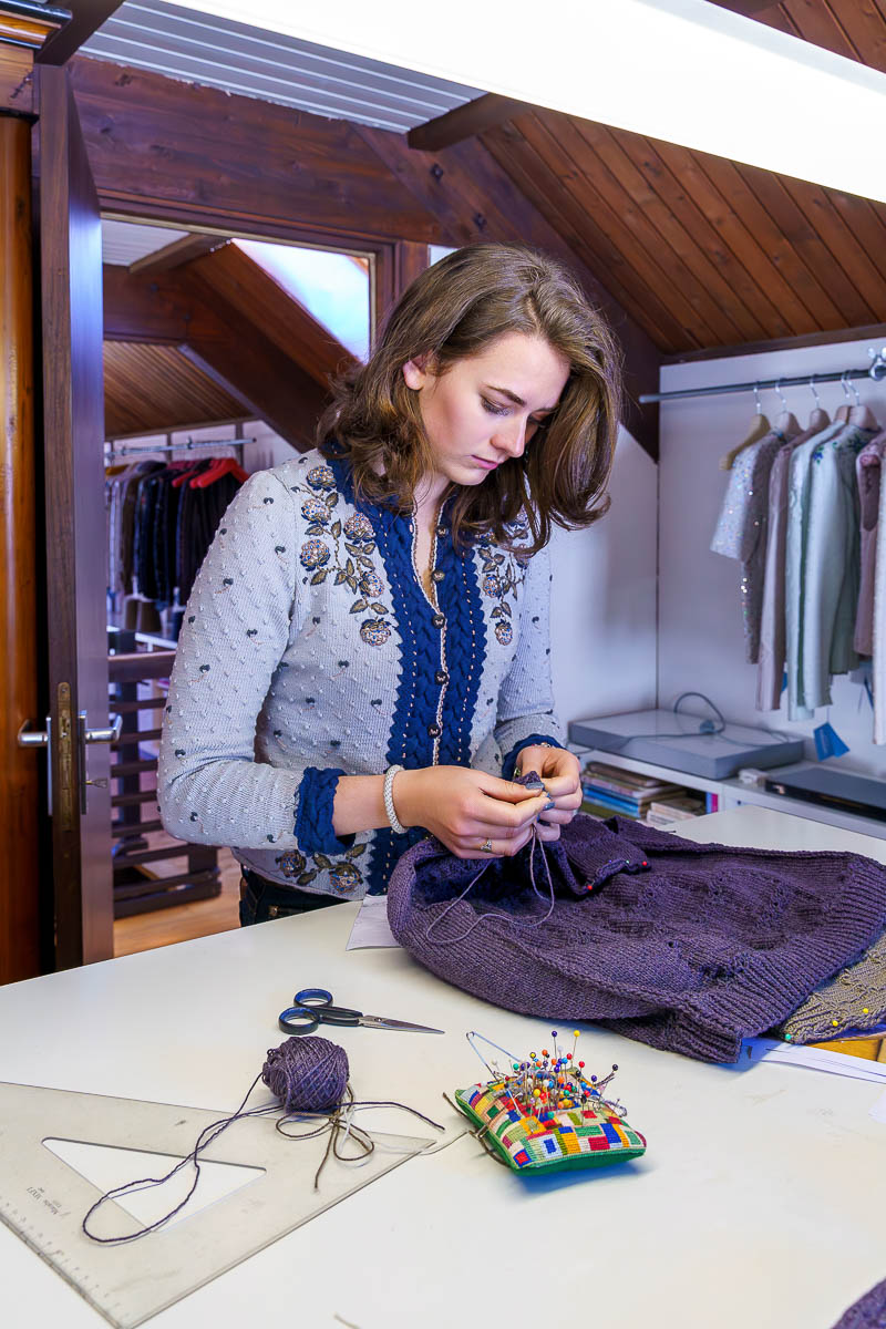 Handarbeit bei Wolkenstricker im Chiemgau: Tochter Maria näht eine Strickjacke im Atelier