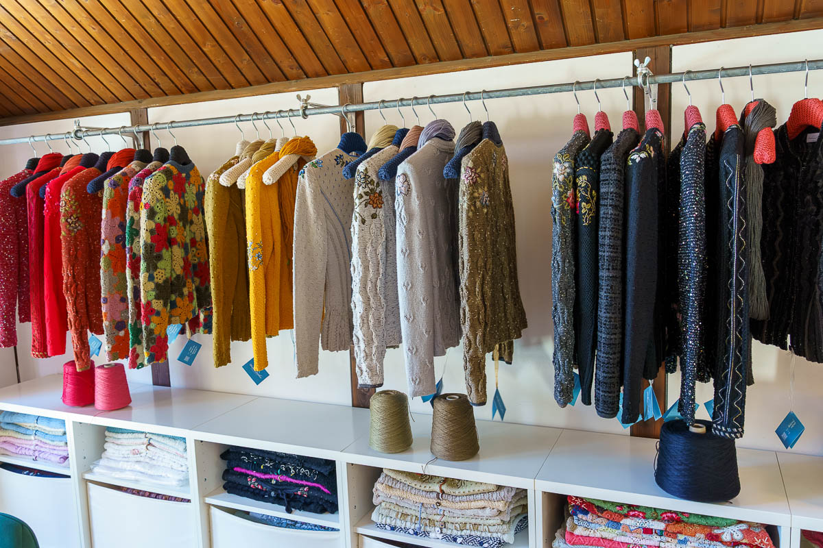 Strickjacken-Kollektion von Wolkenstricker auf einer Kleiderstange im Atelier
