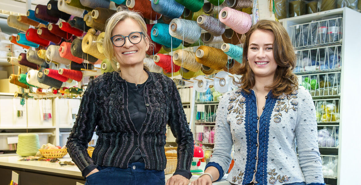 Konstanze Hofinger mit Tochter Maria im Wolkenstricker Atelier im Chiemgau