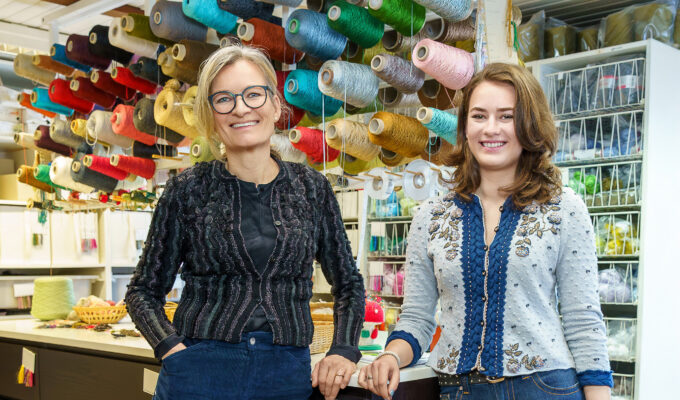 Konstanze Hofinger mit Tochter Maria im Wolkenstricker Atelier im Chiemgau