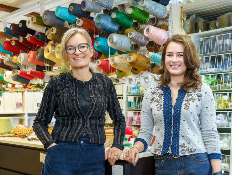 Konstanze Hofinger mit Tochter Maria im Wolkenstricker Atelier im Chiemgau
