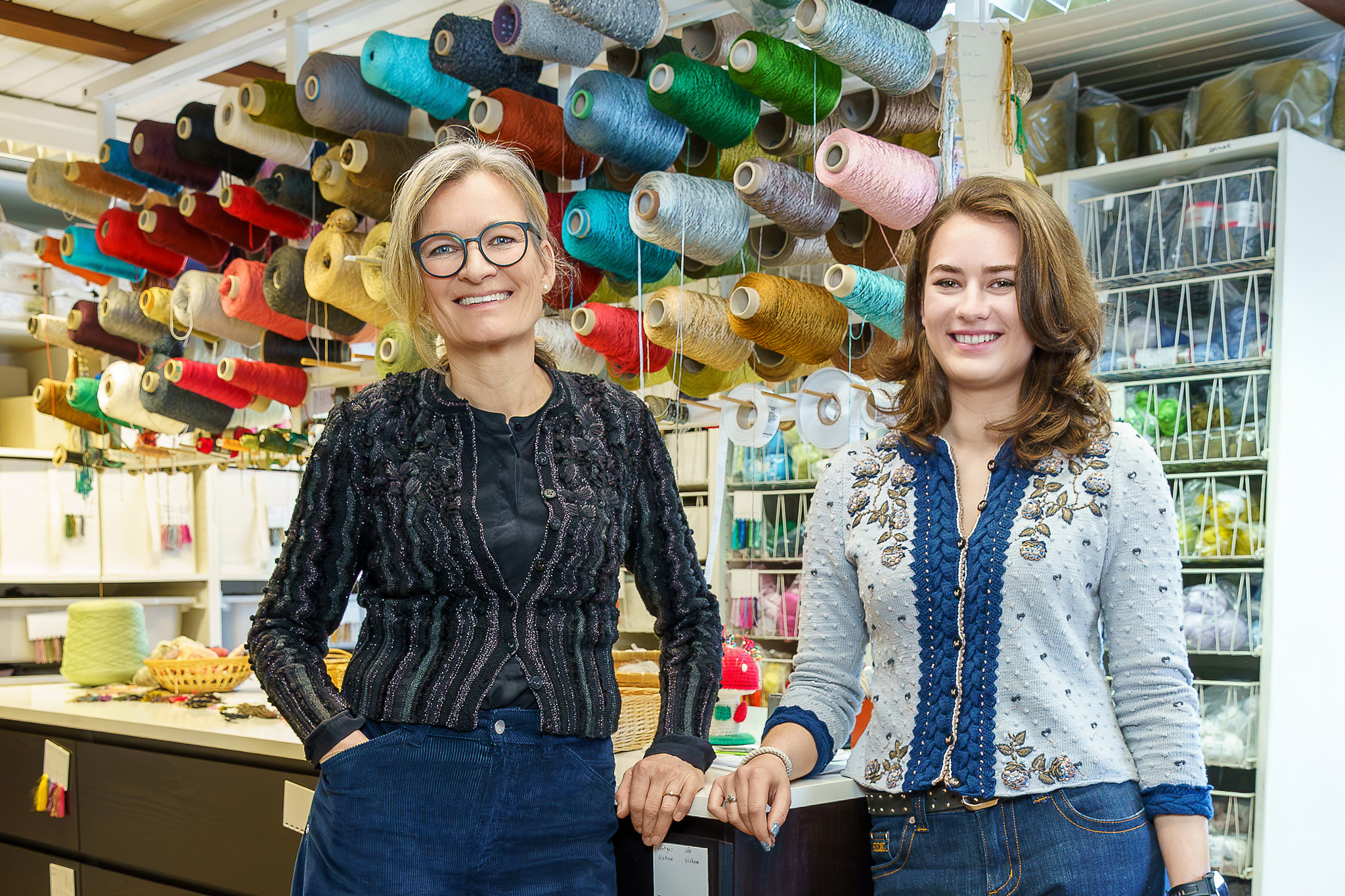 Konstanze Hofinger mit Tochter Maria im Wolkenstricker Atelier im Chiemgau