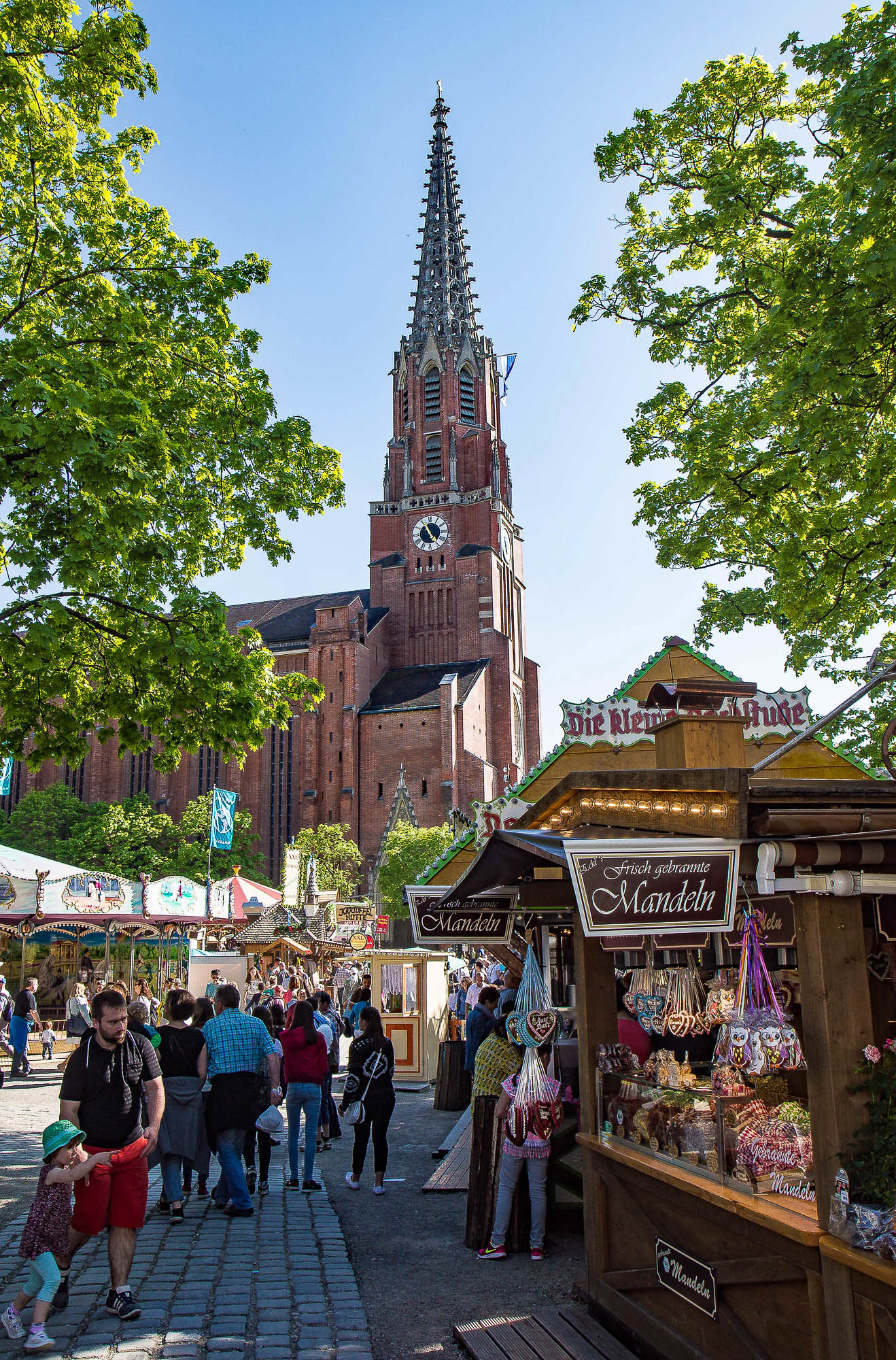 Auer Dult vor der Mariahilfkirche in München © München Tourismus, Werner Böhm