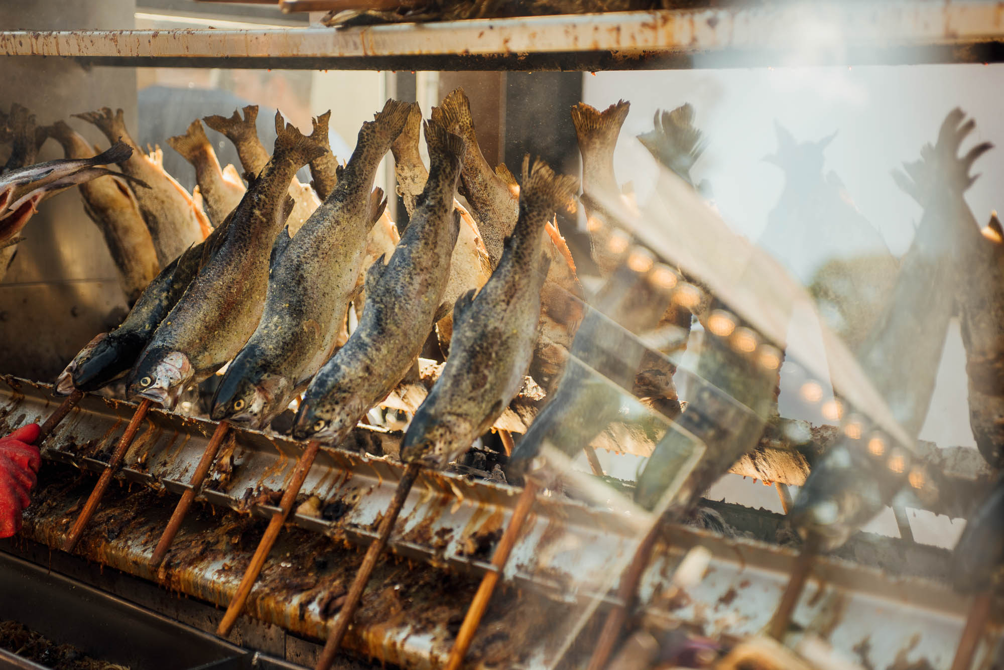 Steckerlfisch auf der Auer Dult in München frisch gegrillt © München Tourismus, Dominik Parzinger