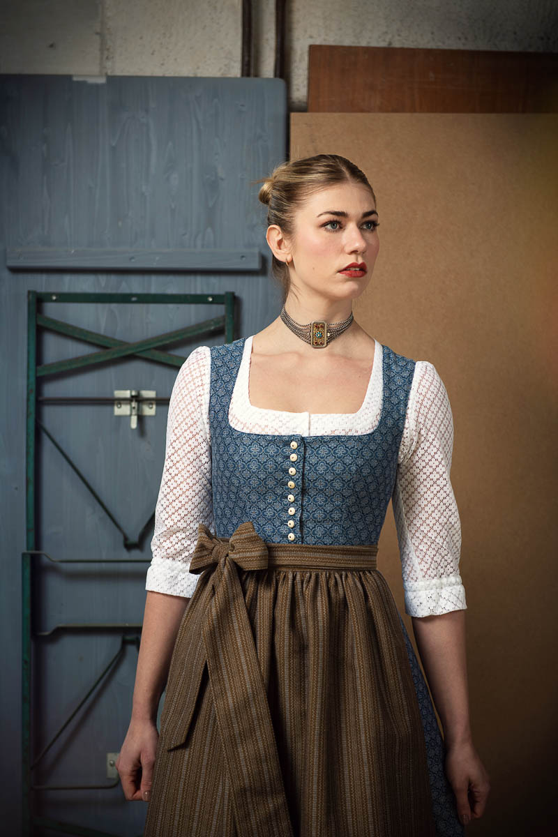 Modernes Dirndl von Fuchsdeifeswuid in Blau mit Schürze und traditionellem Schnitt