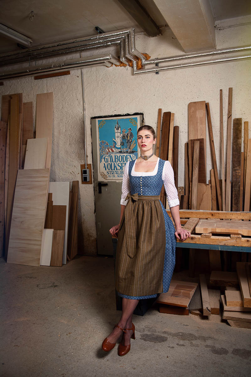 Dirndl von Fuchsdeifeswuid in einer Werkstattumgebung in Bayern mit Holz und traditionellen Materialien