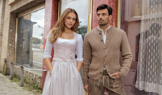 Modernes Dirndl und Lederhose von Gössl – zeitgemäße Tracht mit hochwertigen Naturmaterialien