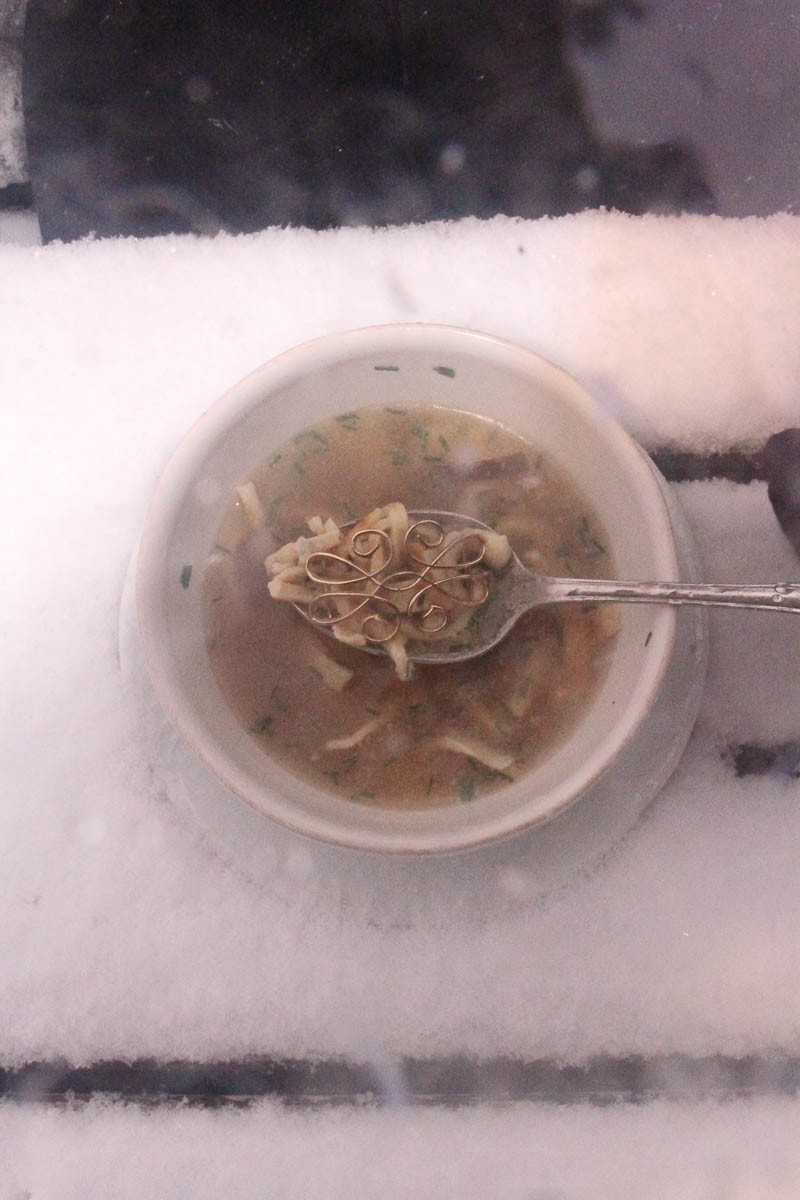 Schüssel mit Suppe im Schnee mit dekorativem Detail von MARIAHAUSE auf einem Löffel