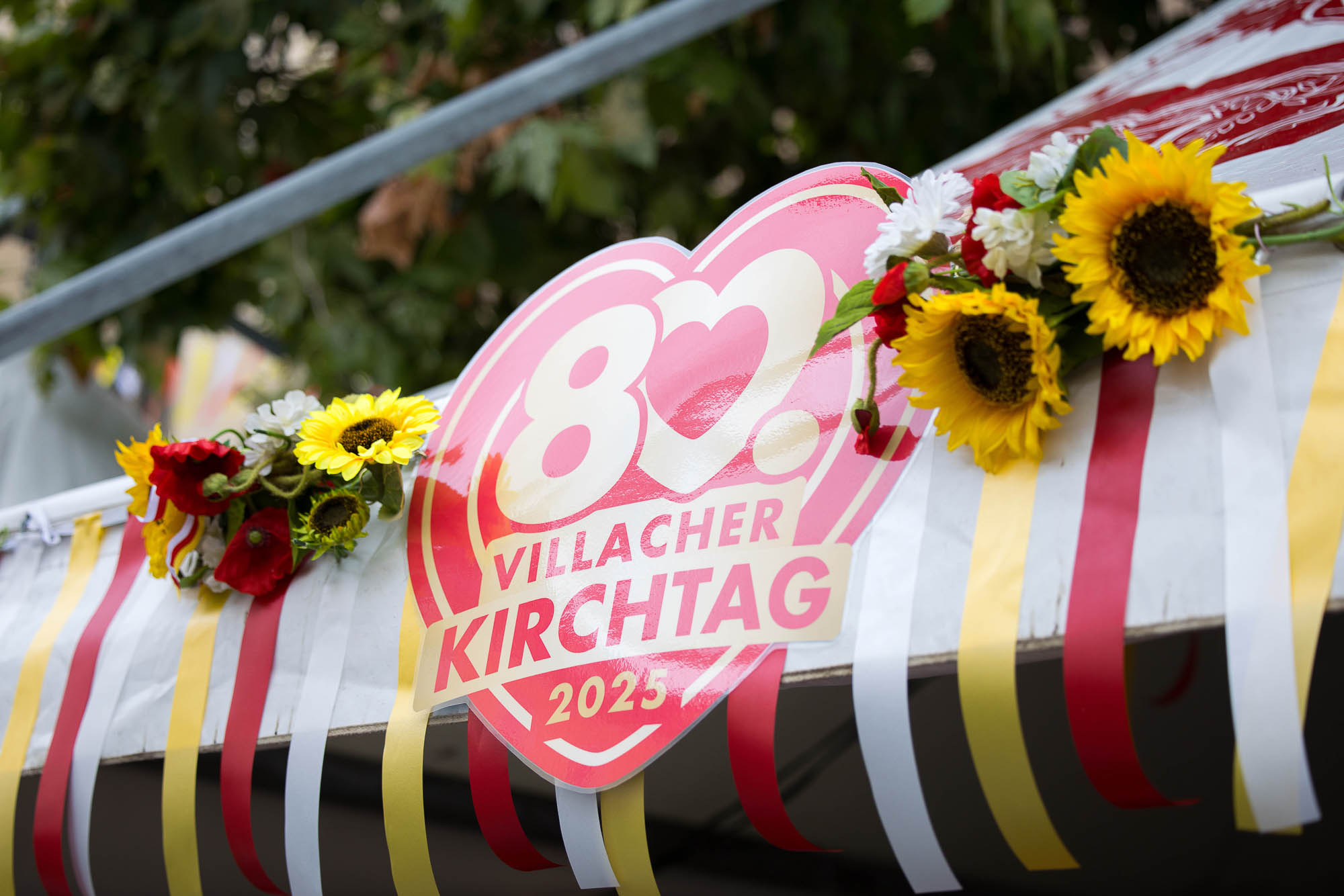 Dekoration mit Logo des Villacher Kirchtags in Kärnten. Foto: AdobeStock/HelgaQ