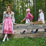 Model in romantischem rosa Dirndl im Wald – modernes Cottagecore-Trachteneditorial für fesch Magazin
