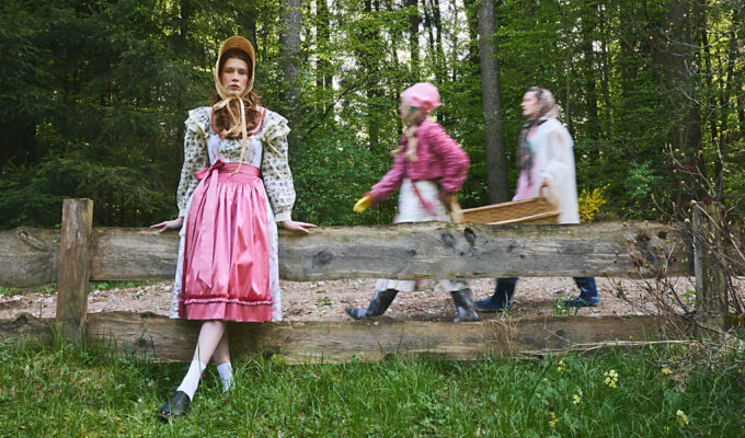 Model in romantischem rosa Dirndl im Wald – modernes Cottagecore-Trachteneditorial für fesch Magazin