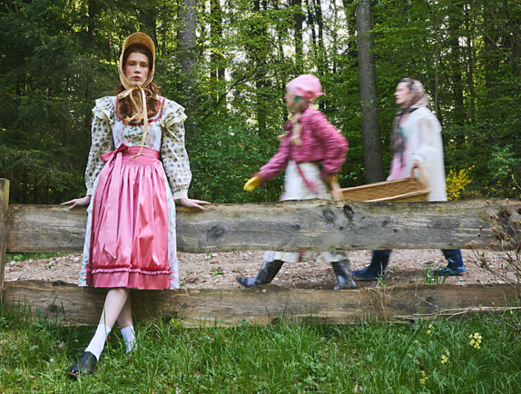 Model in romantischem rosa Dirndl im Wald – modernes Cottagecore-Trachteneditorial für fesch Magazin