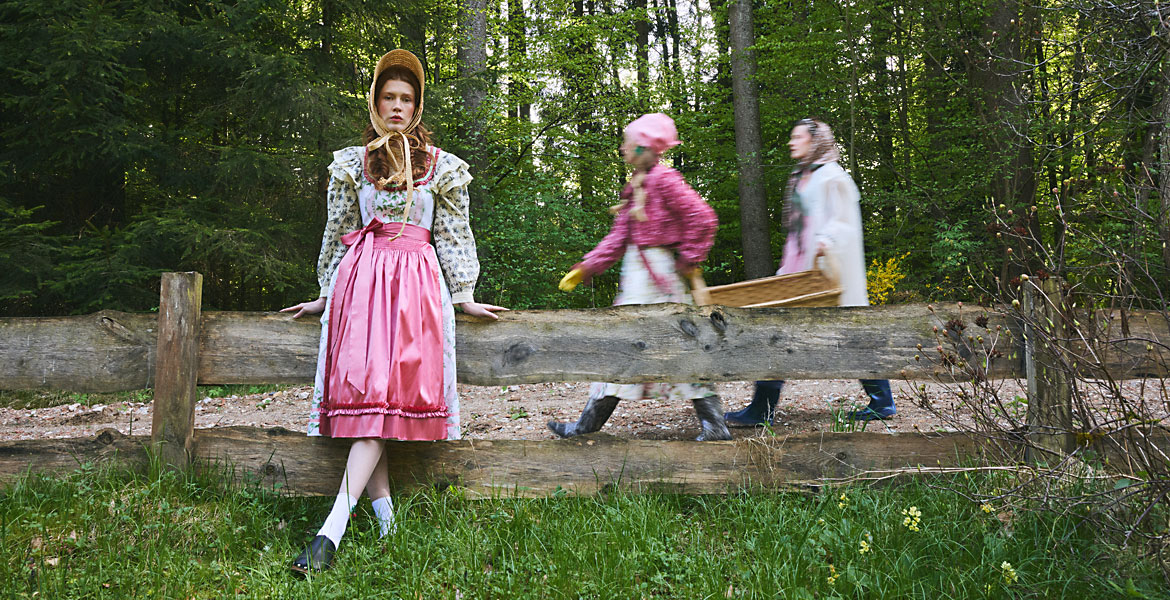 Model in romantischem rosa Dirndl im Wald – modernes Cottagecore-Trachteneditorial für fesch Magazin