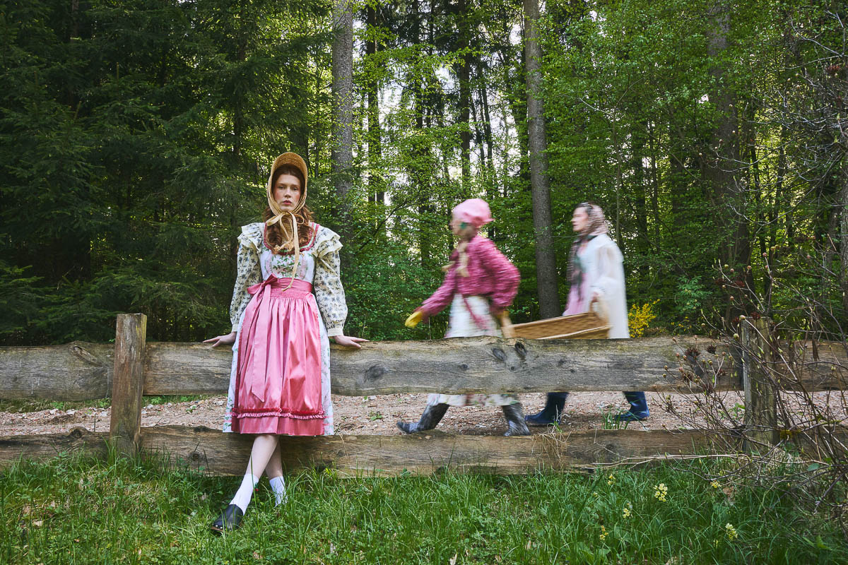 Cottagecore Couture: Moderne Tracht mit Märchenflair Model in romantischem rosa Dirndl im Wald – modernes Cottagecore-Trachteneditorial für fesch Magazin