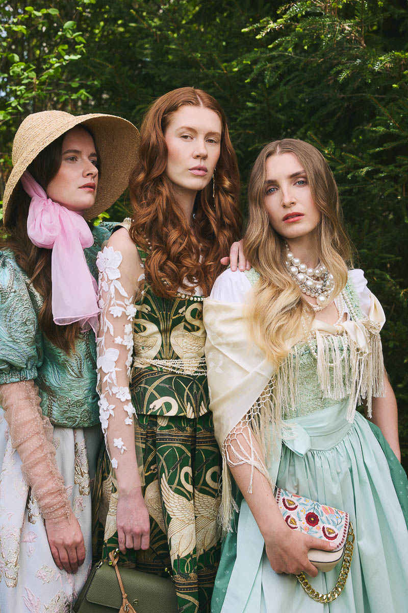 Moderne Tracht im Editorial-Look Drei Models in moderner Trachtenmode im Wald