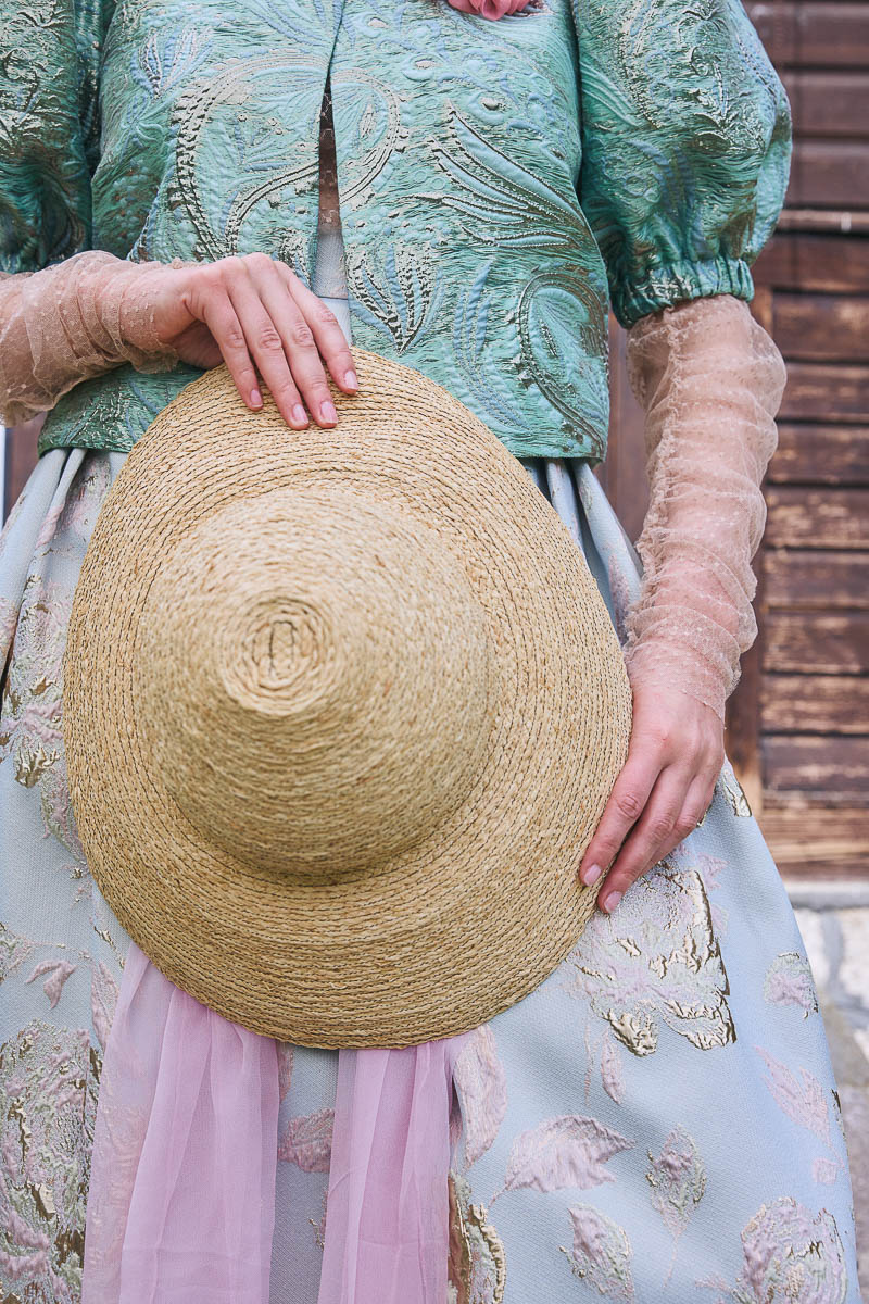 Cottagecore-Details in moderner Tracht Detailaufnahme eines modernen Dirndls mit Strohhut und floralen Stoffen