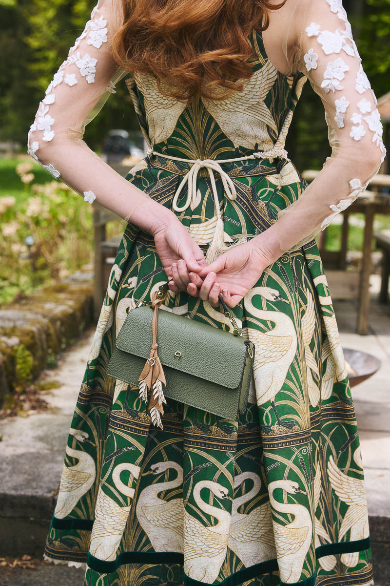 Accessoires im Cottagecore-Stil Detailaufnahme einer grünen Handtasche zu modernem Dirndl