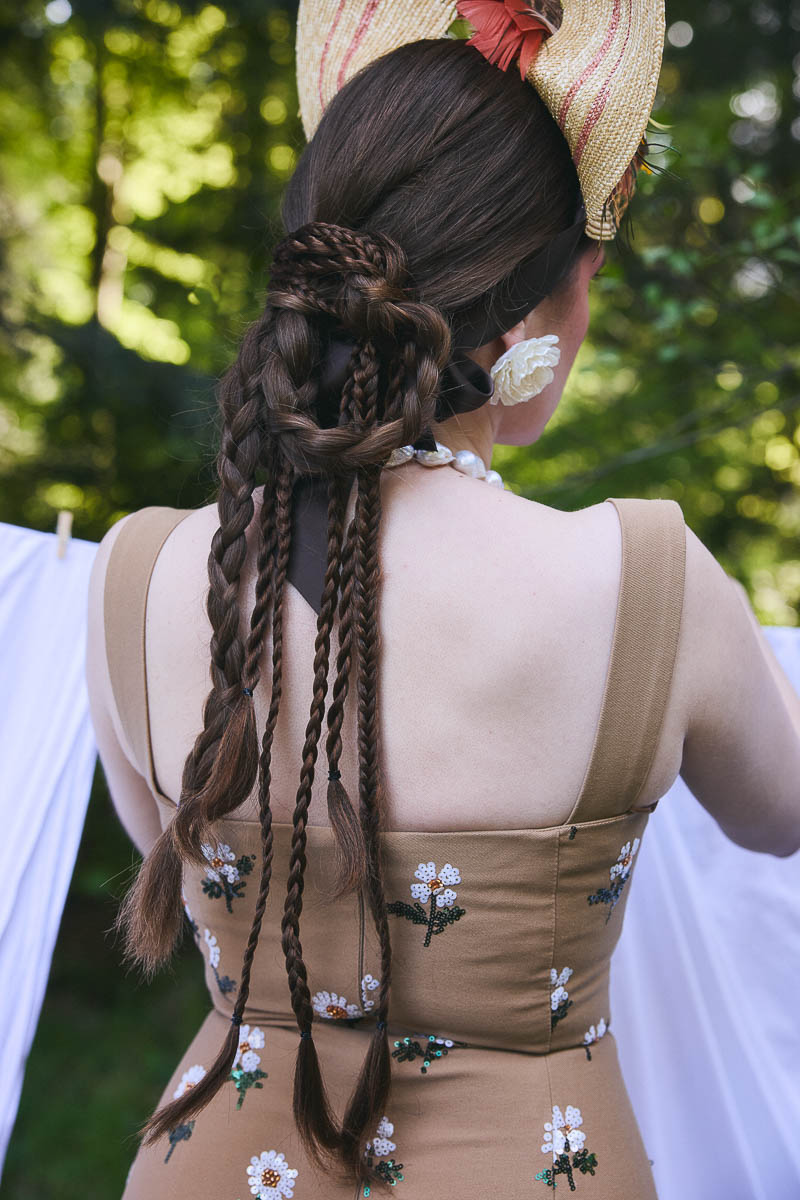 Beauty-Details im Cottagecore-Stil Detailaufnahme einer kunstvollen Flechtfrisur zu moderner Trachtenmode