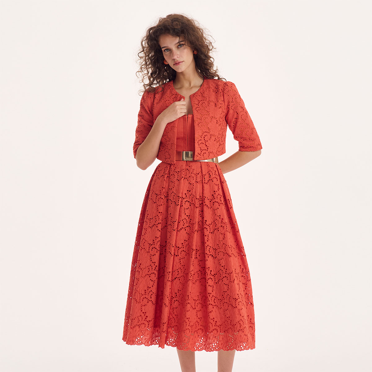 Korallrotes Dirndl Modena mit passendem Bolero Marie von Kinga Mathe im Color-Blocking-Stil 2026.