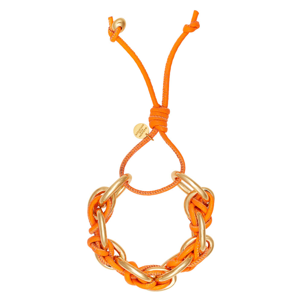 Orangefarbenes Lederarmband mit goldenen Gliedern von Marjana von Berlepsch.