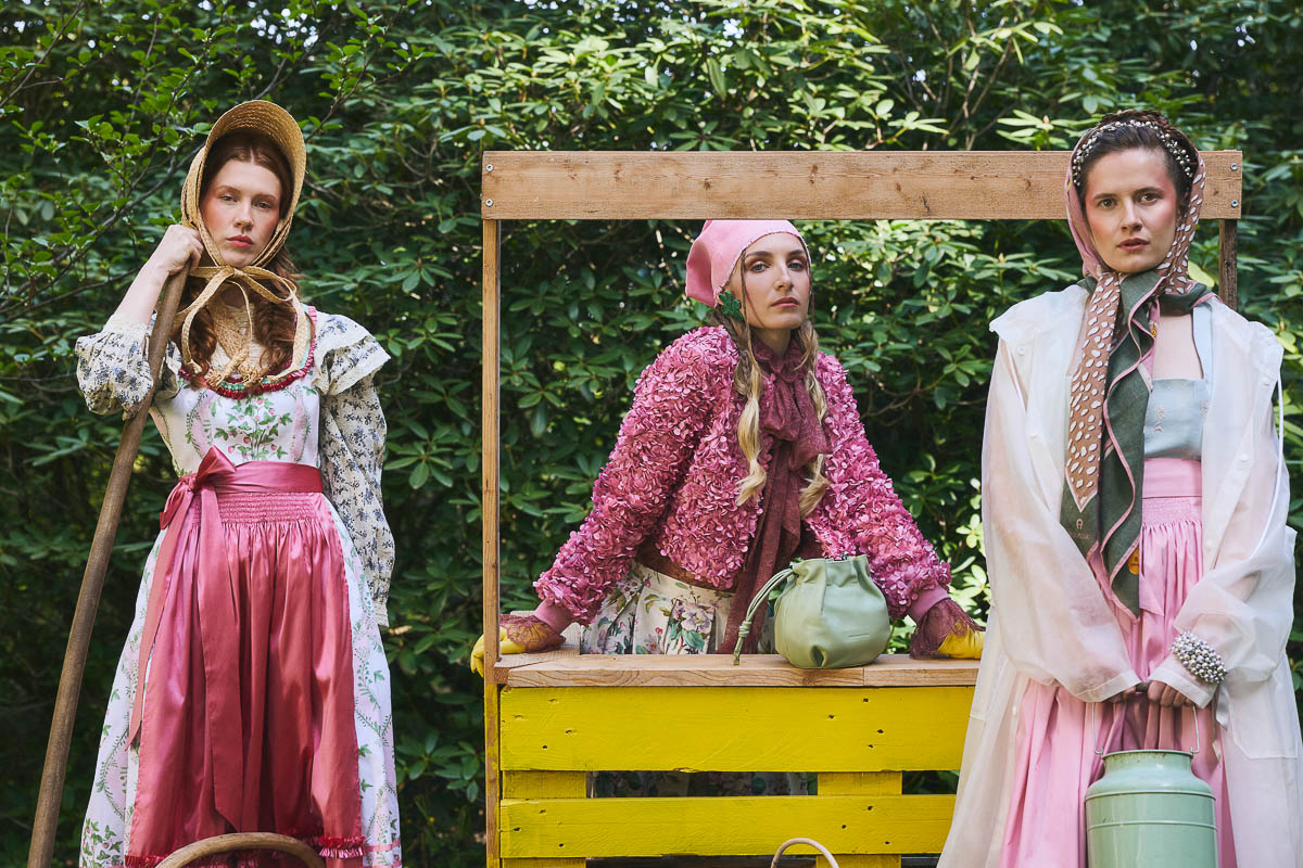 Cottagecore Couture Editorial Drei Models in moderner Trachtenmode mit Cottagecore-Styling