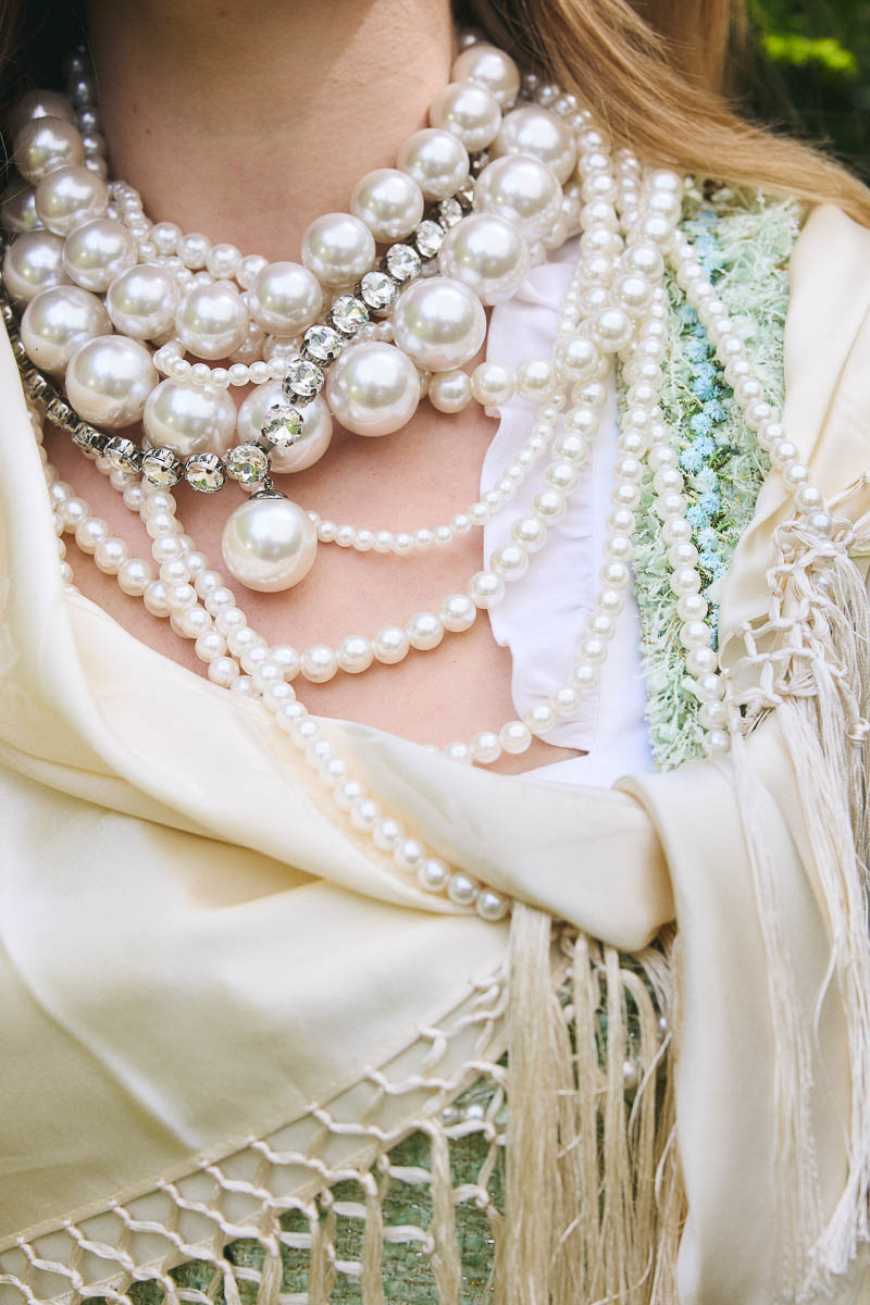 Opulenter Trachtenschmuck Mehrlagiger Perlenschmuck als Detail moderner Trachtenmode
