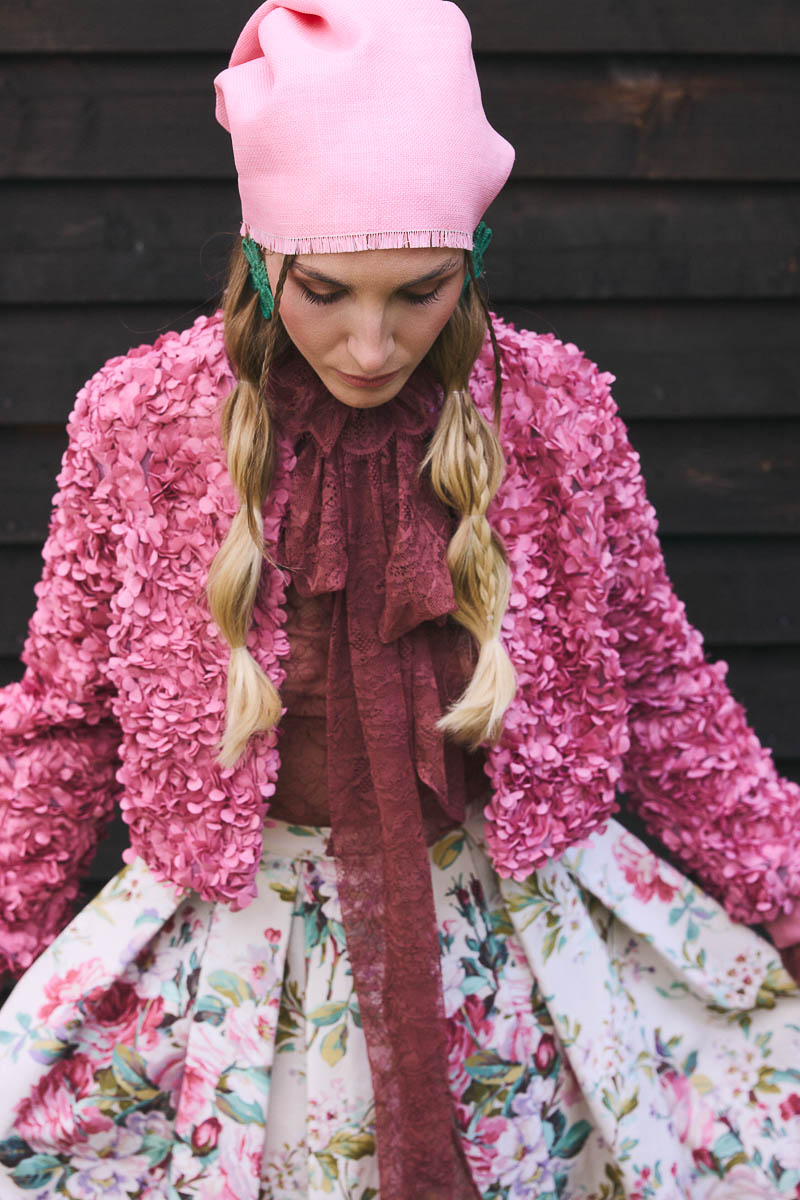 Statement-Look in Pink Model in pinker floraler Jacke mit Kopftuch im Cottagecore-Stil