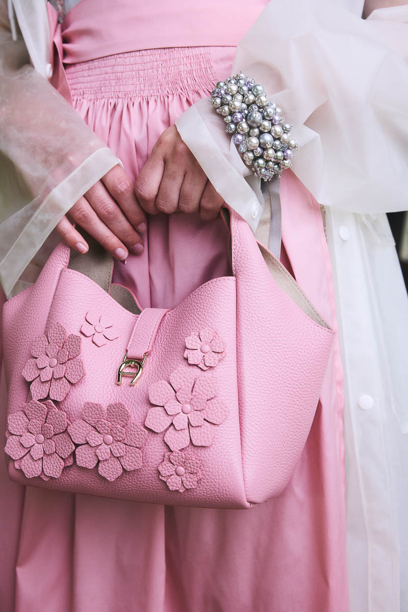 floralen Applikationen zu modernem Dirndl Florale Taschenkunst Rosa Ledertasche mit floralen Applikationen zu modernem Dirndl