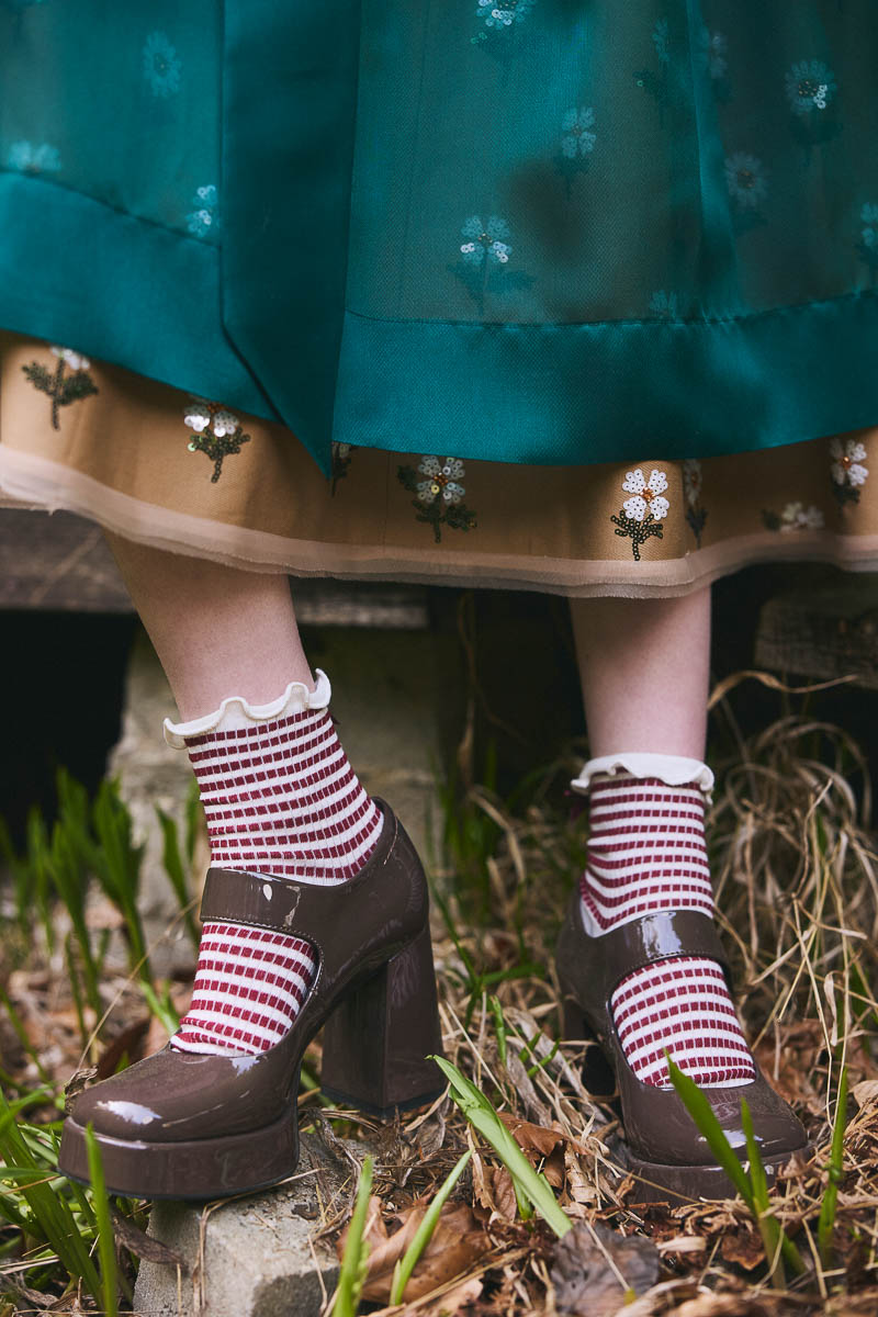 Fashion-Details der modernen Tracht Detailaufnahme von Plateauschuhen und gemusterten Socken zur Tracht