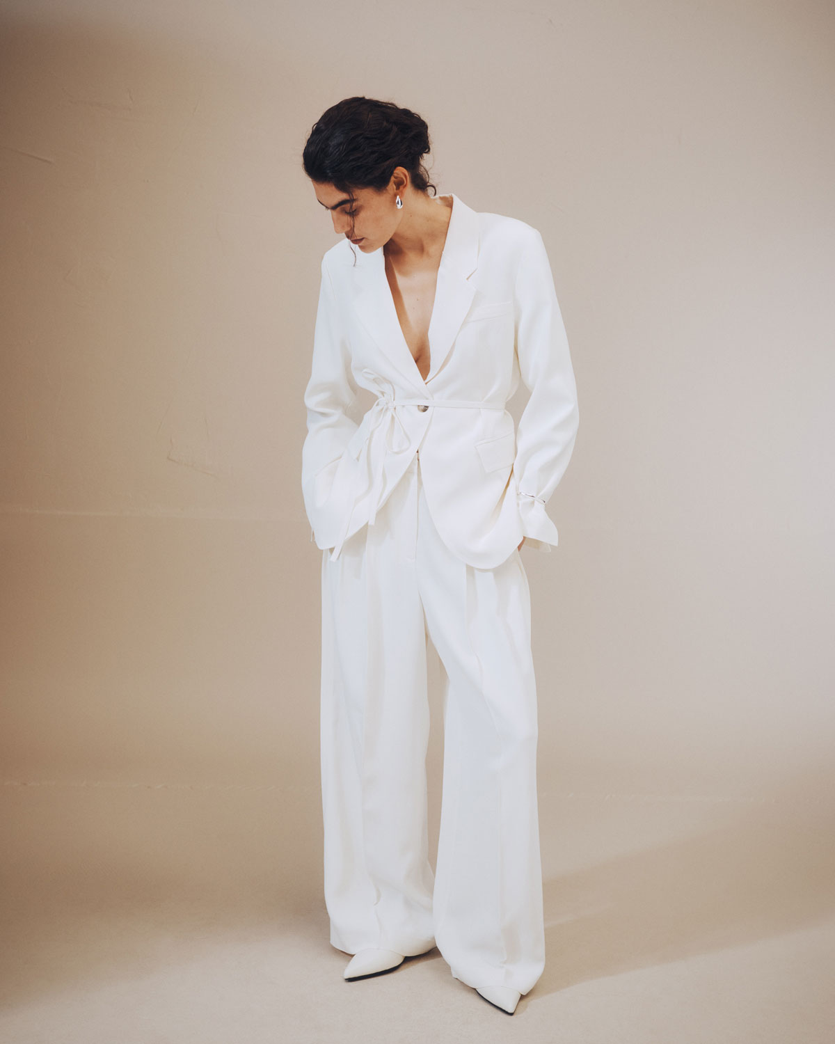 Cloud Dancer 2026: Moderne Womenswear in Pantones Farbe des Jahres Frau in modernem weißem Hosenanzug in der Pantone Farbe des Jahres 2026 Cloud Dancer mit minimalistischer Eleganz und weiter Silhouette.