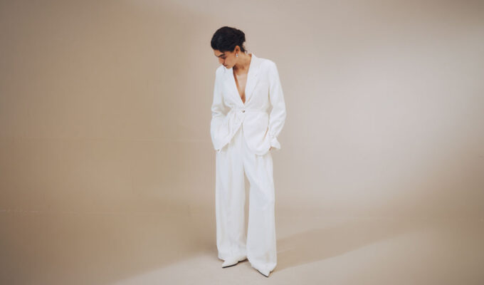 Minimalistischer Womenswear-Look in Cloud Dancer, der Pantone Farbe des Jahres 2026, mit weitem Hosenanzug und monochromem Styling.
