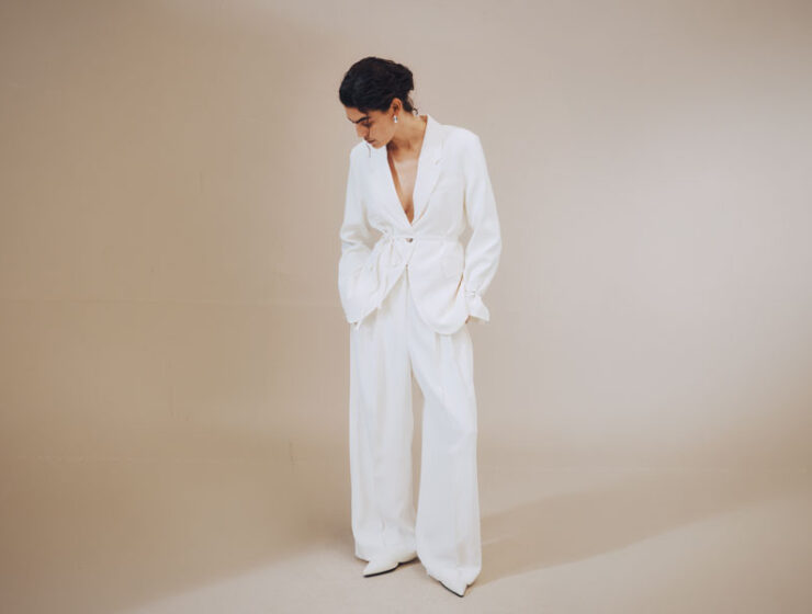 Minimalistischer Womenswear-Look in Cloud Dancer, der Pantone Farbe des Jahres 2026, mit weitem Hosenanzug und monochromem Styling.