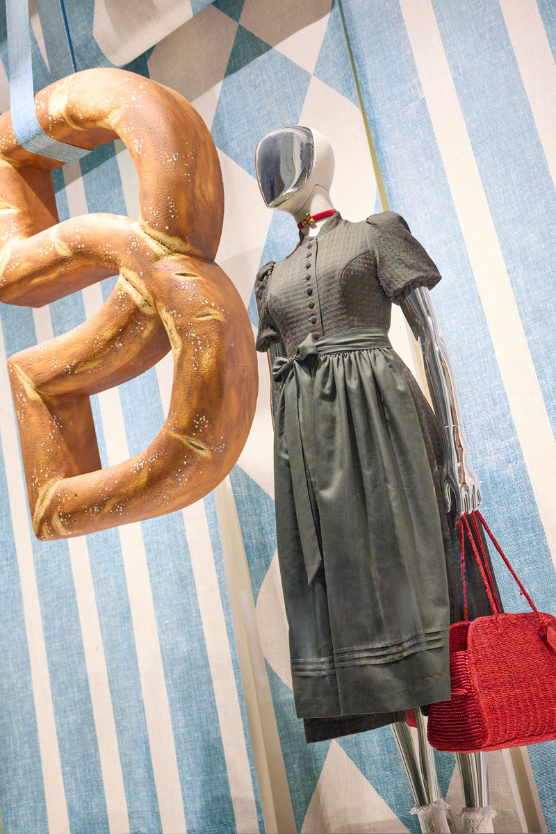 Dirndl in der Wiesn-Inszenierung bei Breuninger München