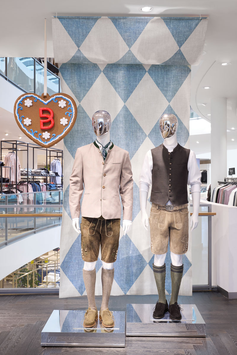 Herrentracht mit Lederhosen und Trachtenjacken bei Breuninger München