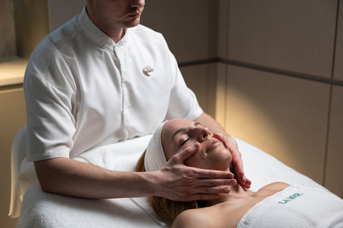 Gesichtsbehandlung mit La Mer im Beauty-Bereich von Breuninger München