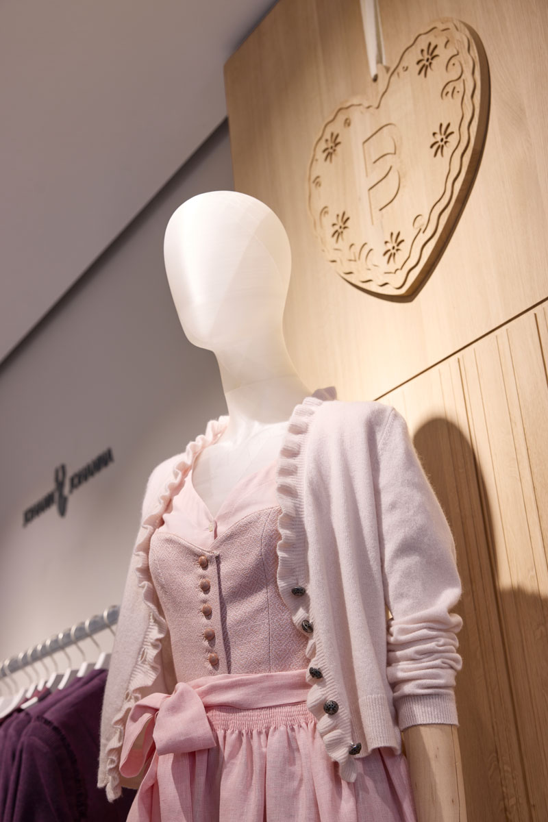 Rosa Dirndl im Trachtenbereich von Breuninger München