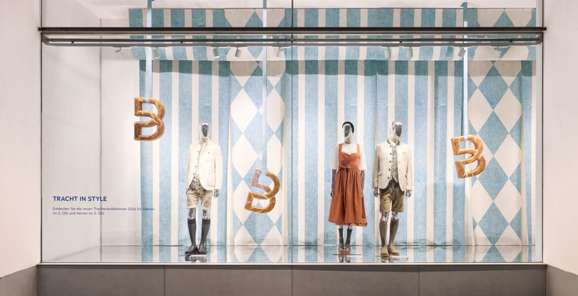 Trachtenmode zur Wiesn im Schaufenster von Breuninger München