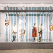 Trachtenmode zur Wiesn im Schaufenster von Breuninger München