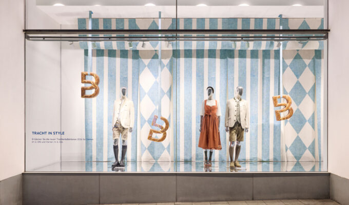 Trachtenmode zur Wiesn im Schaufenster von Breuninger München