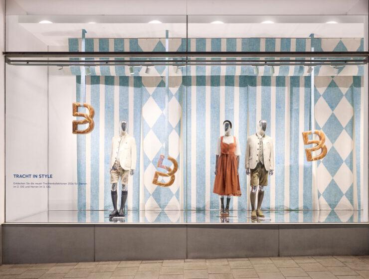 Trachtenmode zur Wiesn im Schaufenster von Breuninger München