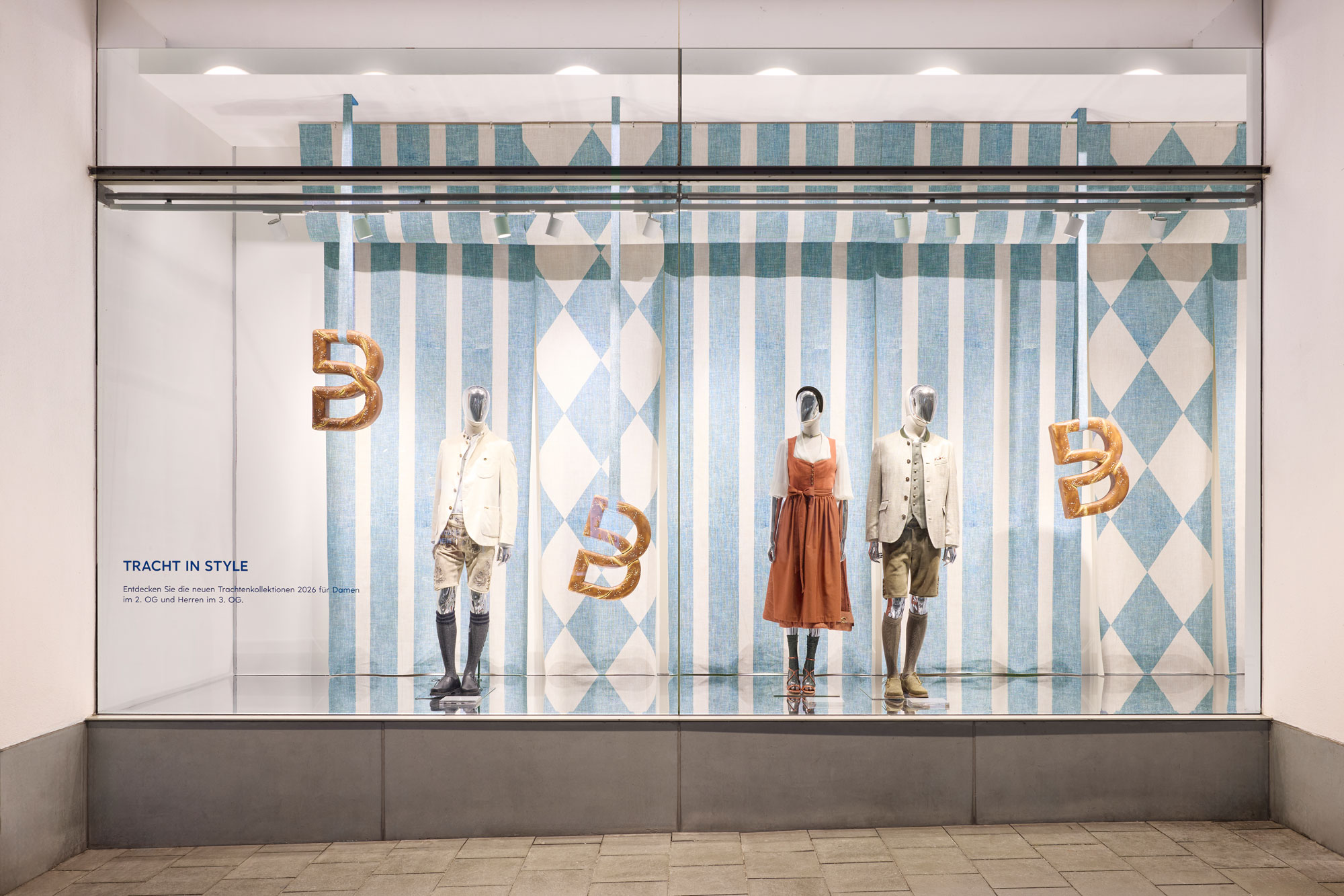 Trachtenmode zur Wiesn im Schaufenster von Breuninger München