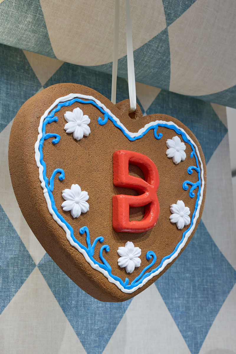 Lebkuchenherz mit Breuninger Logo in der Wiesn-Dekoration