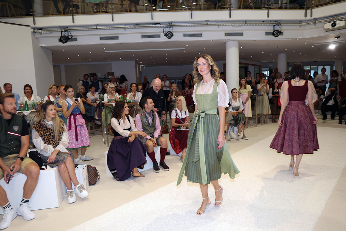 Grünes Dirndl auf dem Laufsteg der FESCH Fashion Show in Salzburg.