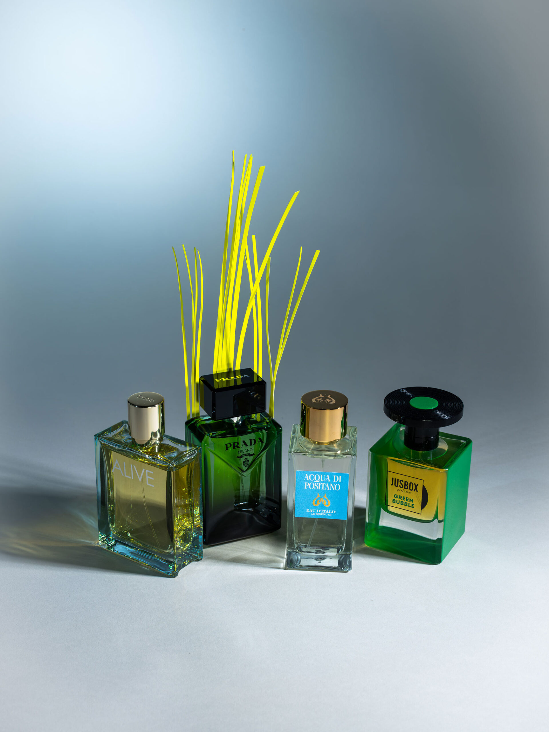 gruene sommerduefte prada jusbox eau ditalie boss Grüne Sommerdüfte von Boss, Prada, Eau d’Italie Le Sirenuse und Jusbox vor leuchtend grünen Halmen