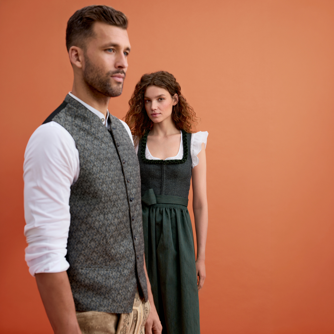 Moderne Trachtenmode von Ludwig Beck mit Dirndl und Herrenweste