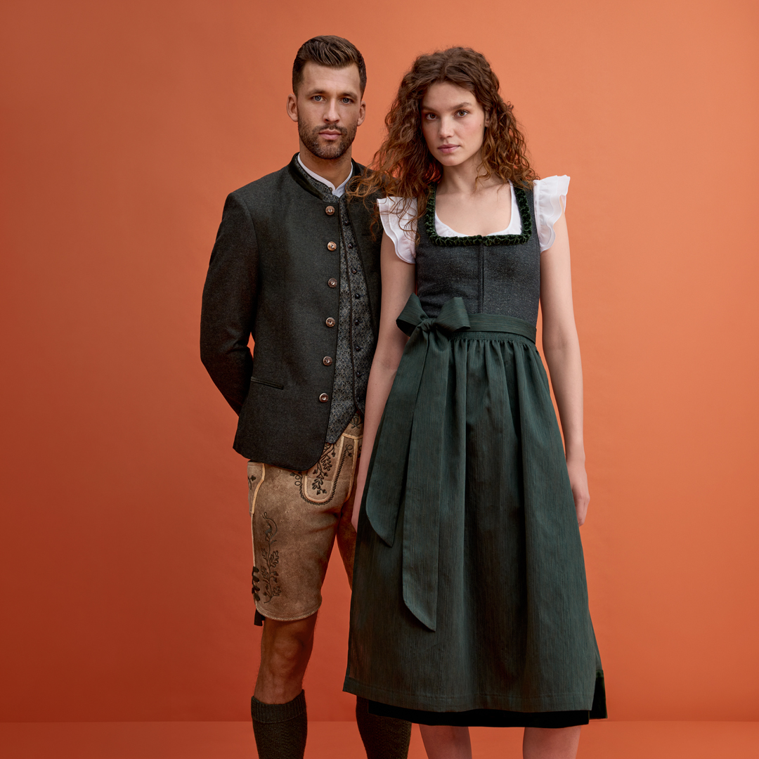 Paar in Trachtenmode von Ludwig Beck mit Dirndl und Lederhose
