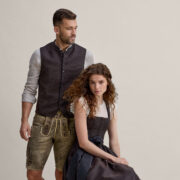 Moderne Tracht von Ludwig Beck mit Dirndl und Lederhose