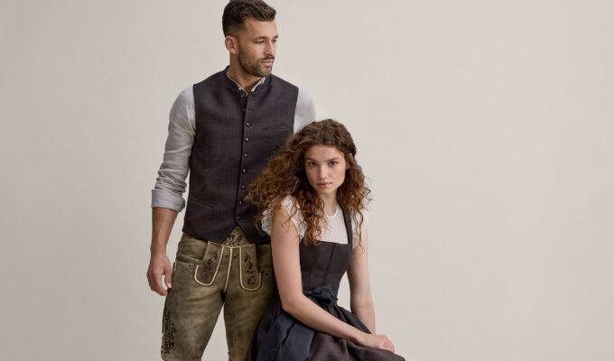 Moderne Tracht von Ludwig Beck mit Dirndl und Lederhose